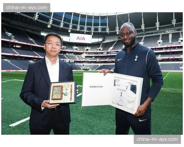 “英超球星进社区”活动：多名退役球星参与基层足球教练员培训项目