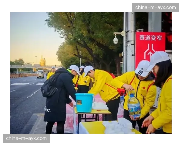 肖像:聚光灯外,那些默默收拾榻榻米、保障赛事运行的志愿者们 肖像:聚光灯外,那些默默收拾榻榻米、保障赛事运行的志愿者们