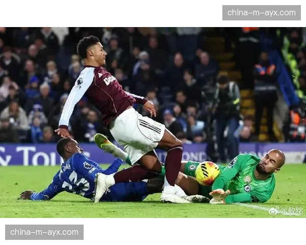 焦点瞬间：沃特金斯进球后指向看台，献给刚出生的孩子